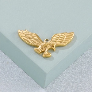 Gedetailleerde close-up van een gouden adelaar hanger met metalen textuur en vakmanschap