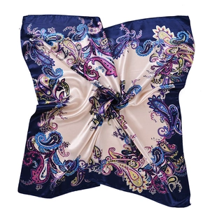 Détail d'un foulard en satin de soie 90cm à motif cachemire avec bordure bleu marine brillant