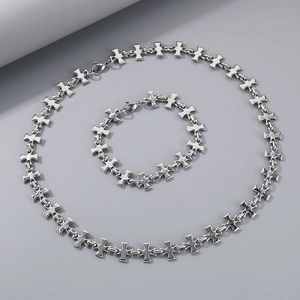 Détail de l'ensemble collier et bracelet en acier titane argenté à maillons en croix