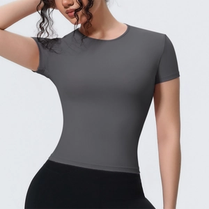 Détail d'un t-shirt de sport gris foncé cintré en tissu respirant à haute élasticité