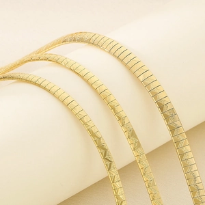Elegant gold geometric stainless steel neck collar with textured flat link design