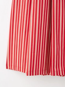 Gros plan d'un tissu à rayures verticales rouges et blanches au drapé élégant
