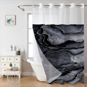 Vue détaillée du rideau de douche moderne à motif marbre et veines dorées dans une salle de bain