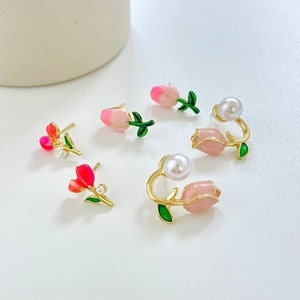 Detailansicht von Blumenohrringen mit Tulpenblättern, grünem Emaille und Perlen
