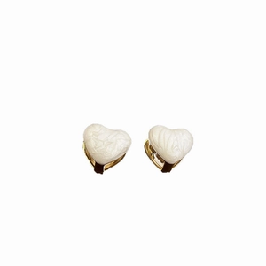 Elegant white heart-shaped pearl earrings with gold metallic base and minimalist French style