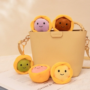 Charmants pendentifs tournesol en peluche de cinq couleurs sur un sac à main crème
