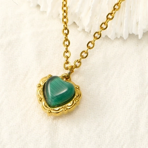 Détail du collier pendentif cœur en opale verte avec une chaîne à maillons plaquée or 18 carats