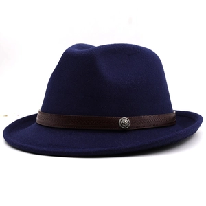 Λεπτομέρεια μπλε μάλλινου καπέλου fedora με καφέ πλεκτή ζώνη και ασημένιο έμβλημα
