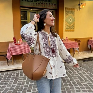 Böhmische Paisley-Bluse in Weiß und Weinrot mit Ethno-Stickerei an den langen Ärmeln