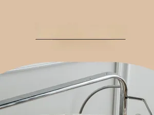 Vue détaillée d'une trousse de maquillage matelassée beige avec texture rembourrée et zip