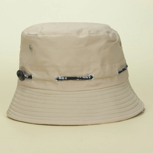 Vue détaillée du chapeau bob beige avec cordon de serrage sport et œillets métalliques