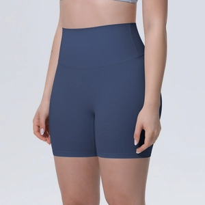 Vue détaillée du short de yoga bleu marine à taille haute avec contrôle du ventre