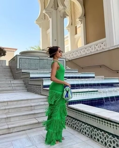 Robe longue verte sans manches à franges superposées idéale pour un style de vacances
