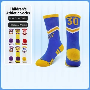 Detailansicht blau-gelber Kinder-Basketballsocken mit gepolsterter Sohle und Nummer 30