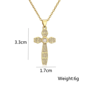 Dettaglio delle dimensioni (3,3 cm x 1,7 cm) del ciondolo a croce dorata con zirconi