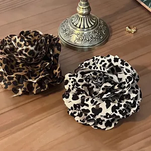 Elegante Haarklammern mit Blumenmuster in Leoparden-Optik aus braunem Seidenstoff