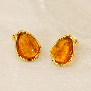 Chic geometric irregular resin teardrop earrings with amber texture and gold finish