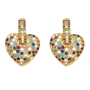 Détail de boucles d'oreilles cœur dorées avec oxydes de zirconium colorés et fermoir en forme de U