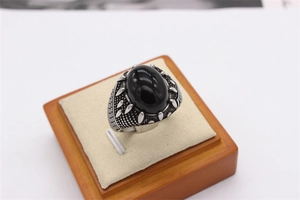 Détails de bague argentée pour homme avec gravures latérales et pierre ovale noire