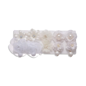 Ensemble de dix boucles d'oreilles fleurs en tissu blanc avec perles et cristaux sur carte