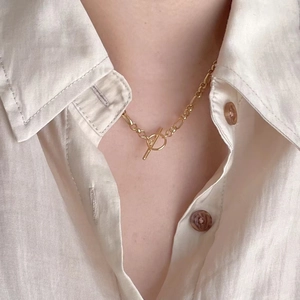 Elegant 925 sterling silver pearl OT buckle necklace for women with a minimalist gold finish