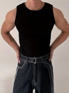 Détail d'un débardeur noir ajusté pour homme avec texture côtelée et col rond en maille fine