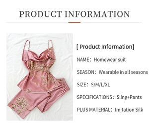 Détail d'un ensemble homewear en soie rose avec de délicats motifs floraux blancs