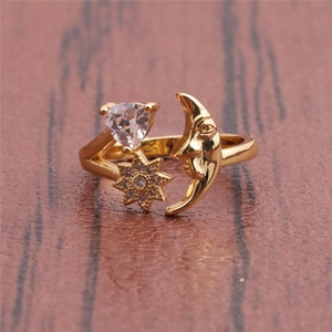 Fashionable 18K gold-plated crescent moon and star ring with heart-shaped cubic zirconia