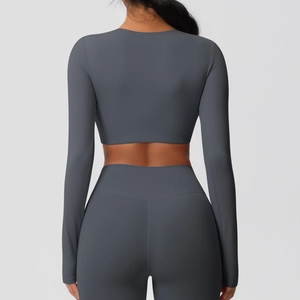 Vue arrière de l'ensemble de yoga gris foncé avec haut à manches longues et legging moulant