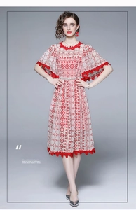 Makroaufnahme von rot-weißem Spitzenkleid mit Glockenärmeln und hohler Blumenstickerei