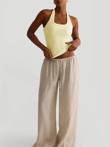 Gelbes Y2K Halter-Top aus Baumwolle kombiniert mit beigen, lockeren Leinenhosen