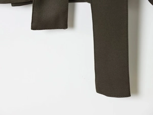 Detailansicht des dunkelgrünen Twill-Gürtels und der Nähte an dieser Damen-Freizeitjacke