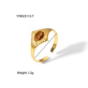 Détail d'une bague réglable en acier doré 18K ornée d'une pierre œil de tigre brune