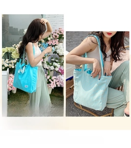 Bolso tote reversible de lona con diseño de cuadros azules y cara azul sólido