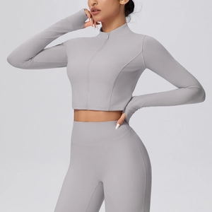Detail eines grauen Yoga-Sets mit taillierter Kurzjacke mit Stehkragen und Leggings