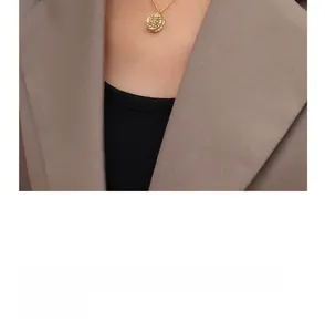 Vue détaillée du collier en or 18 carats avec pendentif chinois Xi et zircons