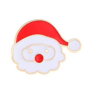 Détail de la broche Père Noël en émail avec finition rouge et bordure métallique dorée