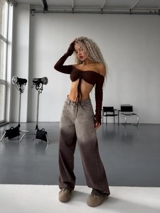 Top court marron à épaules dénudées et jean large taille haute avec dégradé de couleur