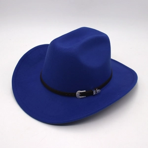 Vista dettagliata di un cappello da cowboy in feltro blu con fibbia in pelle marrone.