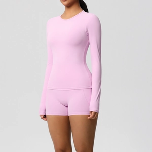 Ensemble de yoga rose à manches longues avec haut ajusté et short à poches latérales