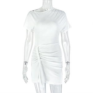 Detailansicht des asymmetrischen schrägen Ausschnitts und der Raffung am weißen Minikleid