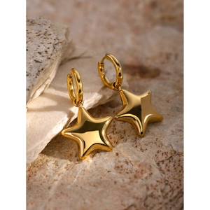 Boucles d'oreilles étoiles en acier inoxydable plaqué or 16k sur socle en pierre
