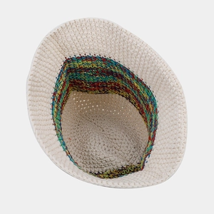 Détail intérieur d'un chapeau cloche au crochet avec des rayures arc-en-ciel colorées