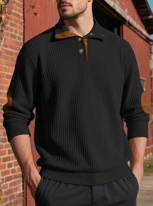 Détail du pull en maille côtelée noire avec empiècements en cuir marron et col montant
