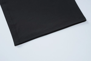 Detailaufnahme des Seitenschlitzes und der feinen Nähte am schwarzen Midikleid