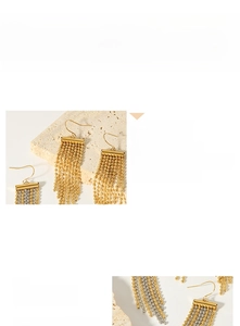 Détail de boucles d'oreilles pampilles en acier inoxydable plaqué or 18K sur pierre texturée