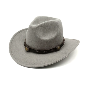 Détail d'un chapeau en feutre de laine gris avec bande en cuir et rivets en métal