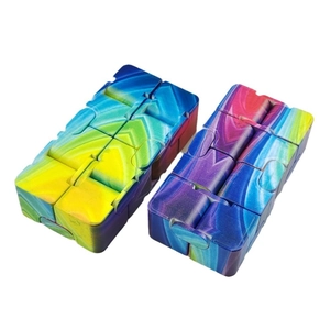 Dettaglio di due cubi infiniti arcobaleno per alleviare lo stress su sfondo bianco