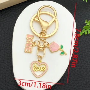 Détails du porte-clés rose LOVE en forme de cœur avec dimensions de 7,8cm sur 3cm