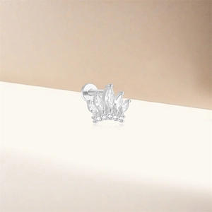 Vue macro de clou couronne en argent avec zircons cubiques marquise et ronds brillants